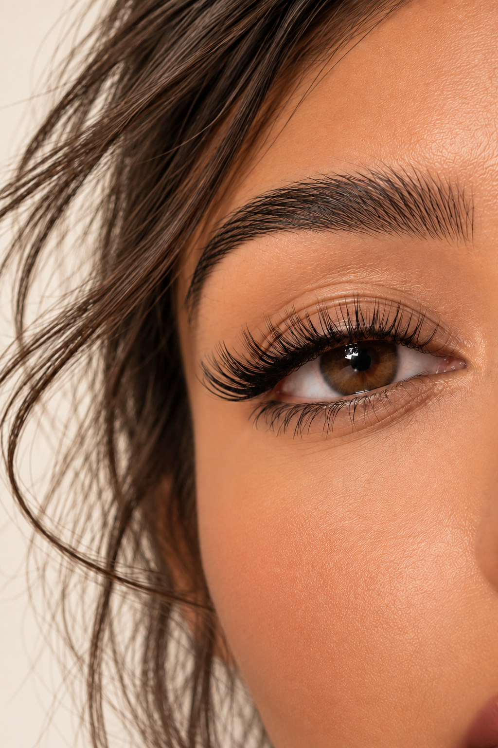 Close-up van een oog met volle Russian Volume wimperextensions